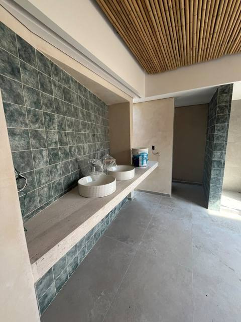Baño con doble lavabo, queda muy fresco.