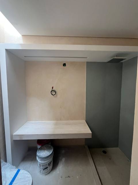 Otro baño, acabado liso y claro.