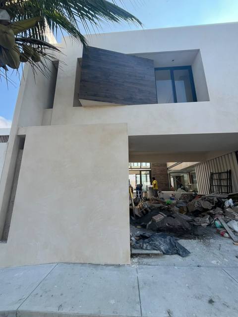 Fachada terminada en chukum, se ve muy elegante.