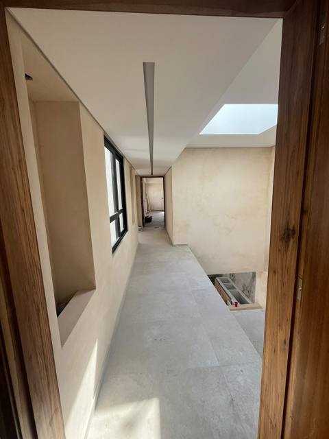 Pasillo con piso y muros en chukum.